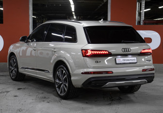 Подержанный автомобиль Audi Q7 2021 года (7 фото)