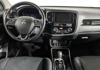 Подержанный автомобиль Mitsubishi Outlander 2019 года (12 фото)