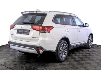 Подержанный автомобиль Mitsubishi Outlander 2019 года (5 фото)
