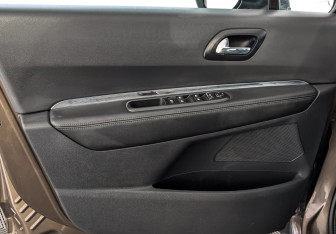 Подержанный автомобиль Peugeot 3008 2014 года (19 фото)