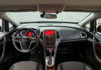 Подержанный автомобиль Opel Astra Wagon 2013 года (11 фото)