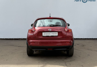 Подержанный автомобиль Nissan Juke 2013 года (6 фото)