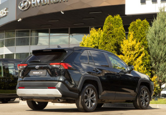Подержанный автомобиль Toyota RAV4 2025 года (4 фото)