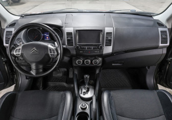 Подержанный автомобиль Citroen C-Crosser 2012 года (14 фото)