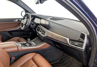 Подержанный автомобиль BMW X5 2021 года (11 фото)