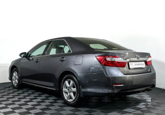 Подержанный автомобиль Toyota Camry Sedan 2012 года (7 фото)