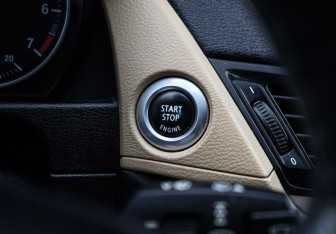 Подержанный автомобиль BMW X1 2013 года (17 фото)