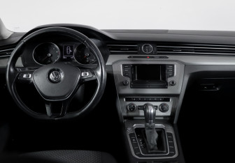 Подержанный автомобиль Volkswagen Passat Sedan 2017 года (12 фото)