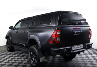 Подержанный автомобиль Toyota Hilux 2022 года (7 фото)