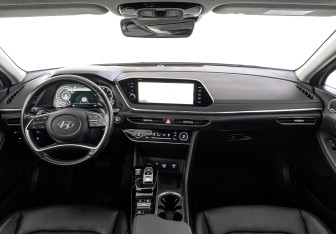 Подержанный автомобиль Hyundai Sonata 2022 года (14 фото)