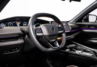 Подержанный автомобиль Changan UNI-V 2024 года (9 фото)