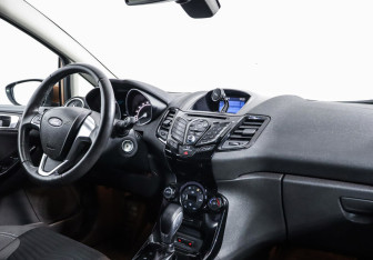 Подержанный автомобиль Ford Fiesta Hatchback 2015 года (5 фото)