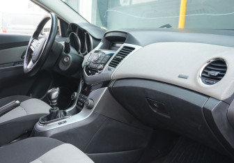 Подержанный автомобиль Chevrolet Cruze Hatchback 2012 года (8 фото)