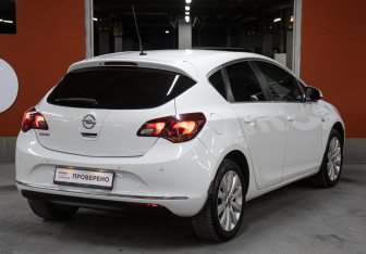 Подержанный автомобиль Opel Astra Hatchback 2014 года (5 фото)