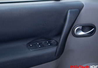 Подержанный автомобиль Renault Scenic 2006 года (14 фото)
