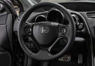 Подержанный автомобиль Honda Civic Hatchback 2012 года (15 фото)