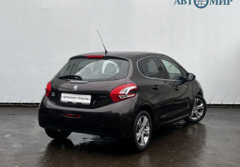 Подержанный автомобиль Peugeot 208 2013 года (5 фото)