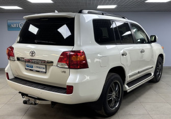 Подержанный автомобиль Toyota Land Cruiser Suv 2014 года (5 фото)