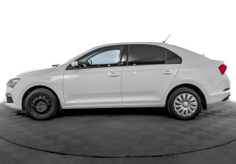 Подержанный автомобиль Skoda Rapid Liftback 2022 года (8 фото)