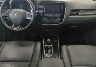 Подержанный автомобиль Mitsubishi Outlander 2018 года (10 фото)