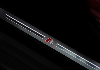 Подержанный автомобиль Audi S8 2020 года (24 фото)