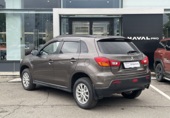 Подержанный автомобиль Mitsubishi ASX 2011 года (7 фото)