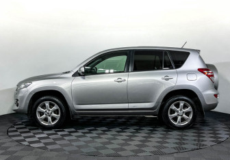 Подержанный автомобиль Toyota RAV4 2011 года (8 фото)