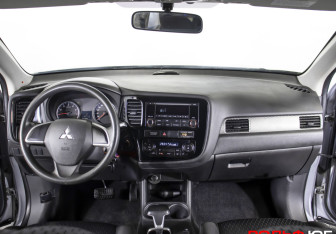 Подержанный автомобиль Mitsubishi Outlander 2013 года (12 фото)