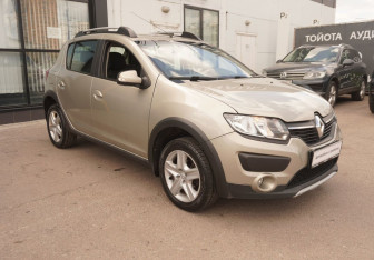 Подержанный автомобиль Renault Sandero 2016 года (3 фото)