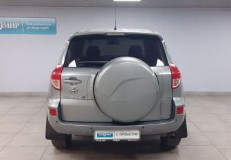 Подержанный автомобиль Toyota RAV4 2007 года (6 фото)