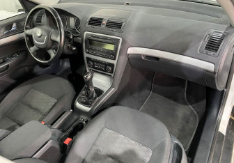 Подержанный автомобиль Skoda Octavia Liftback 2012 года (11 фото)