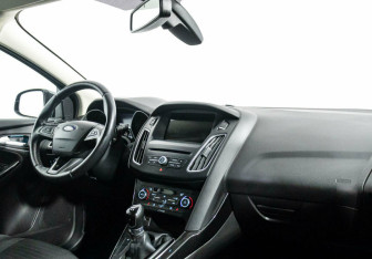 Подержанный автомобиль Ford Focus Hatchback 2015 года (6 фото)
