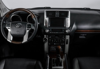 Подержанный автомобиль Toyota Land Cruiser Prado 2012 года (12 фото)