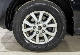 Подержанный автомобиль Toyota Land Cruiser Suv 2015 года (12 фото)