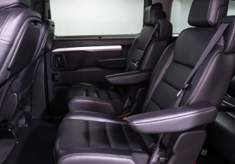 Подержанный автомобиль Peugeot Traveller 2021 года (16 фото)