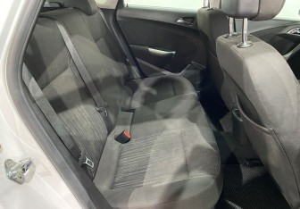 Подержанный автомобиль Opel Astra Hatchback 2011 года (10 фото)