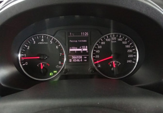 Подержанный автомобиль Nissan X-Trail 2012 года (15 фото)