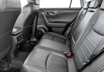 Подержанный автомобиль Toyota RAV4 2021 года (12 фото)