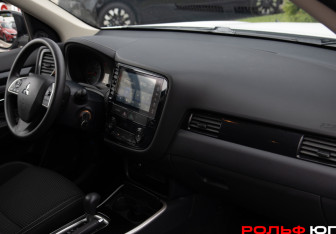 Подержанный автомобиль Mitsubishi Outlander 2022 года (6 фото)