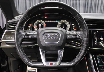 Подержанный автомобиль Audi Q8 2019 года (17 фото)