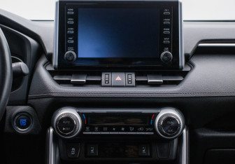 Подержанный автомобиль Toyota RAV4 2020 года (14 фото)