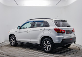Подержанный автомобиль Mitsubishi ASX 2011 года (7 фото)