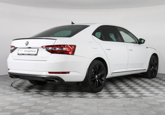 Подержанный автомобиль Skoda Superb Liftback 2019 года (5 фото)