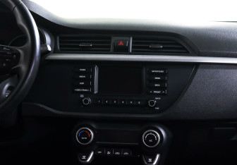 Подержанный автомобиль Kia Rio Sedan 2018 года (11 фото)