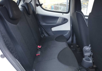 Подержанный автомобиль Peugeot 107 2011 года (11 фото)