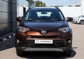 Подержанный автомобиль Toyota RAV4 2017 года (2 фото)