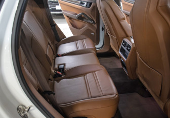 Подержанный автомобиль Porsche Cayenne 2021 года (12 фото)