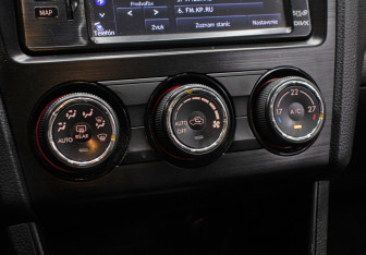 Подержанный автомобиль Subaru XV 2012 года (18 фото)