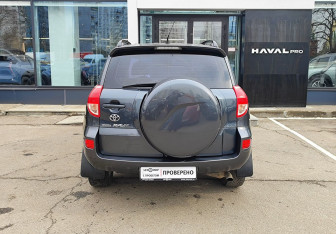 Подержанный автомобиль Toyota RAV4 2007 года (6 фото)