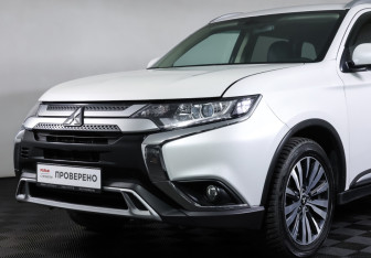 Подержанный автомобиль Mitsubishi Outlander 2021 года (24 фото)